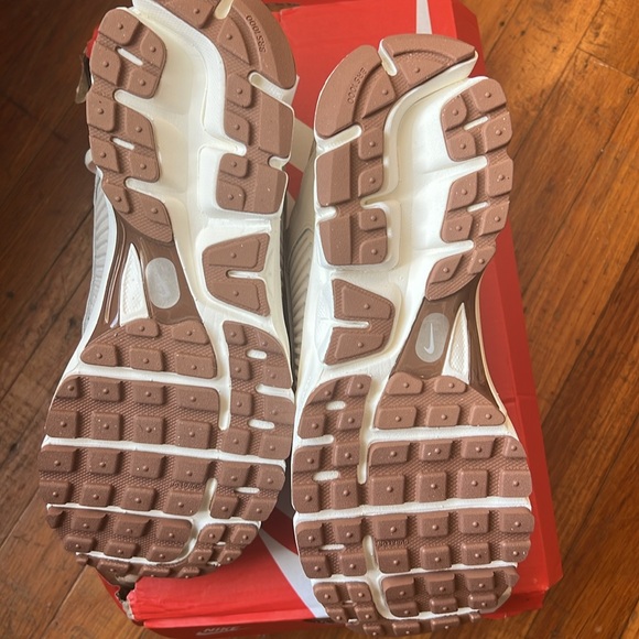 Nike Zoom Vomero 5 Light Orewood Brown Womens 8 - Picture 6 of 6